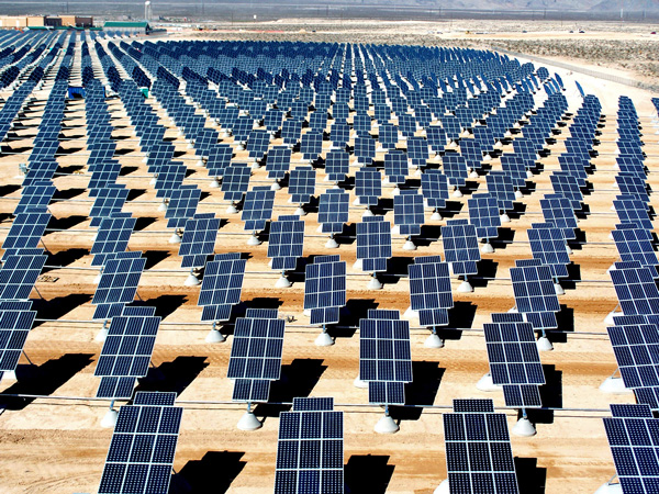MIL_Solar_Farm_Nellis_AFB_lg.jpg