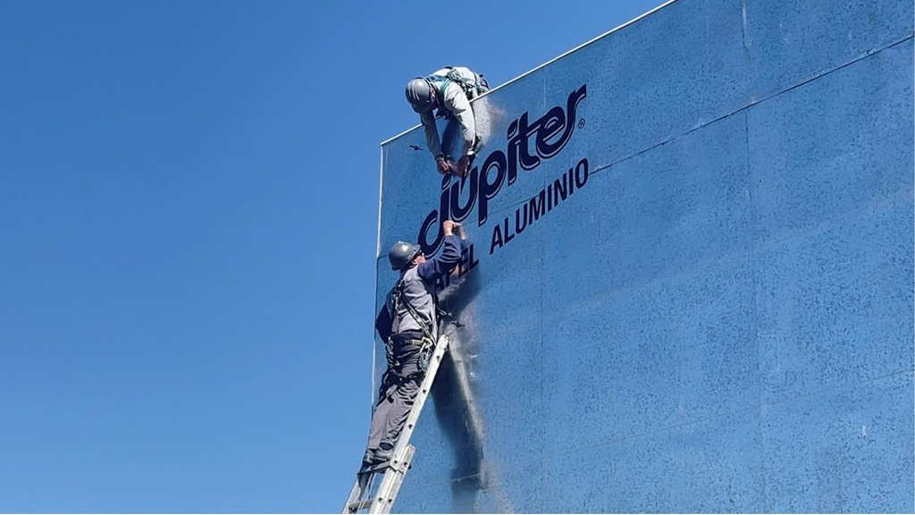 J?piter Turns Empty Billboards Into Aluminium Billboards
