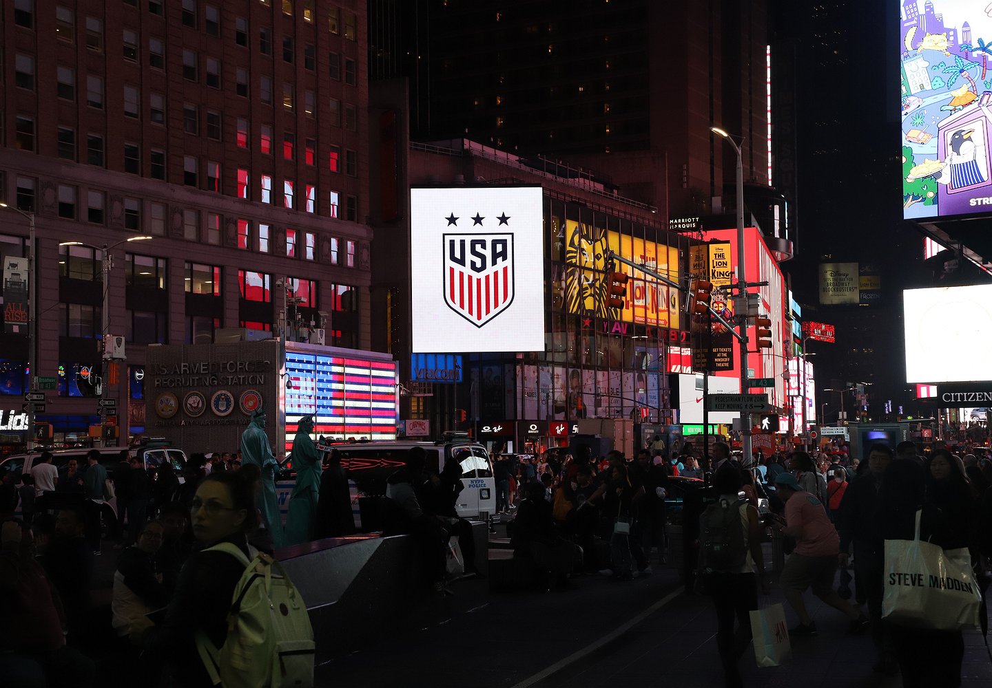 Outfront_New_York_City_Digital_Billboard-Nike.jpg.1440x1000_q85_box-250,0,6240,4160_crop_detail.jpg