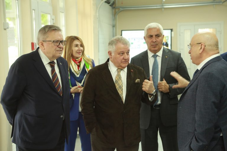 vizit-i-lekcija-mihaila-kovalchuka-v-kbgu-2-768x512