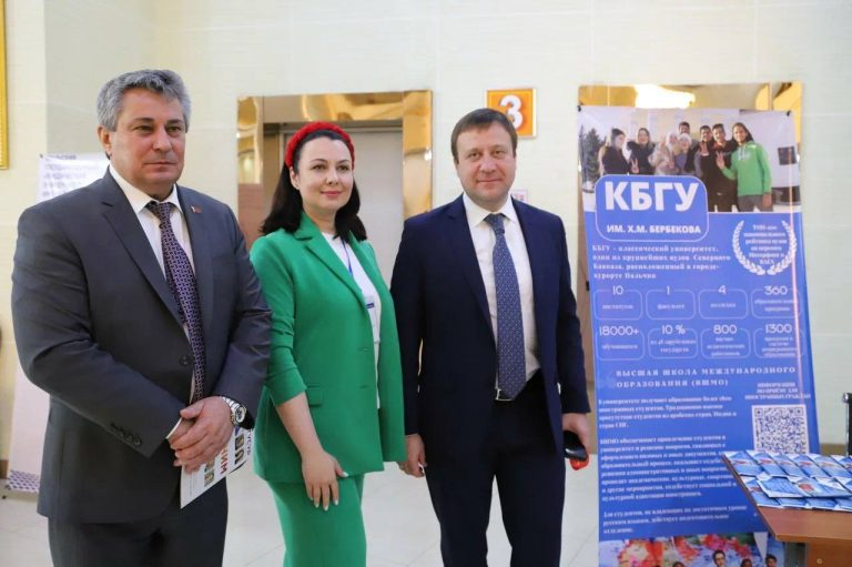 kbgu-karasheva-tadzhikistan-vystavka-abiturienty-1-768x511