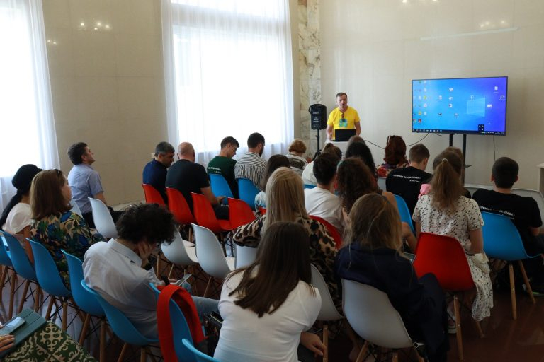 kruglyj-stol-problemy-i-perspektivy-ustojchivogo-razvitija-turizma-i-jeffektivnogo-prirodopolzovanija-v-kbr-12-768x512