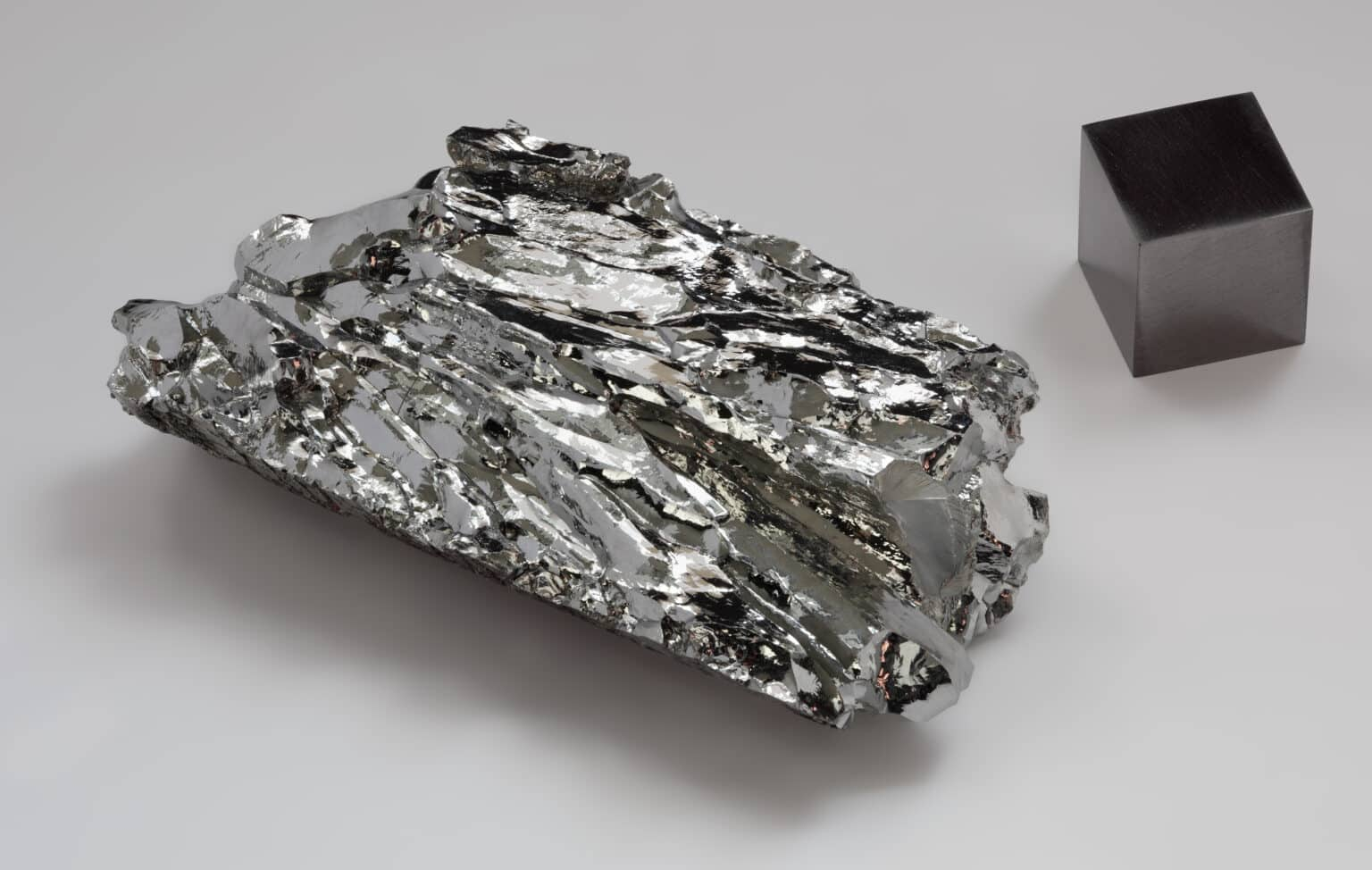 Molybdenum_crystaline_fragment_and_1cm3_cube-1536x974