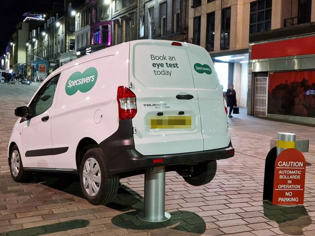 This-Specsavers-van-driver-should-have-gone-to