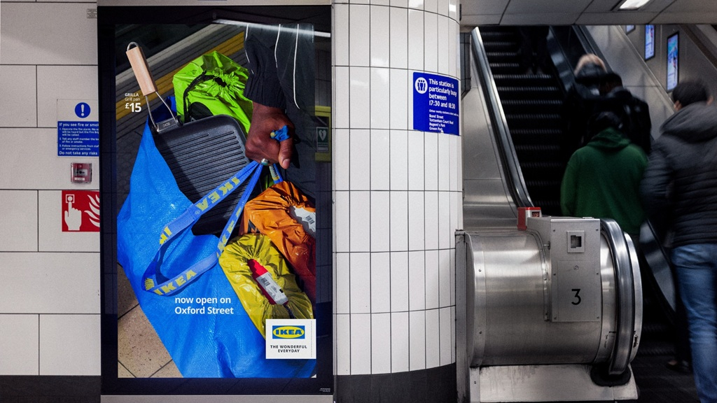 IKEA ?s FRAKTA Becomes the Hero of Oxford Street