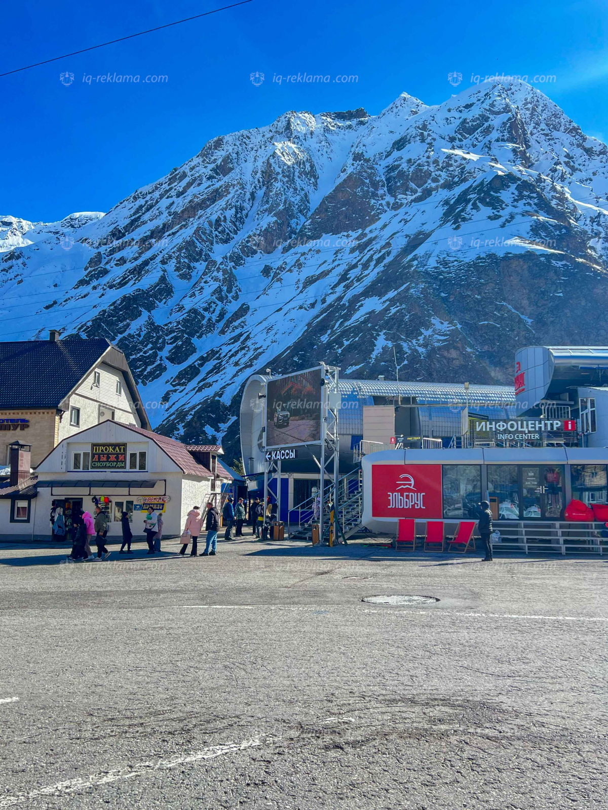videoekran-s-reklamoj-LADA-Niva-Travel-na-polyane-Azau-v-Elbruse 2 JPG