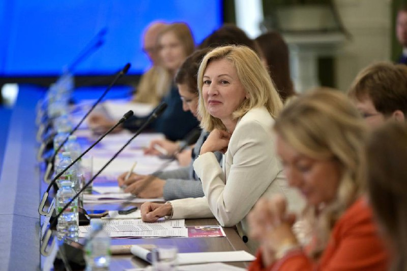 photo_5352671622378682807_x